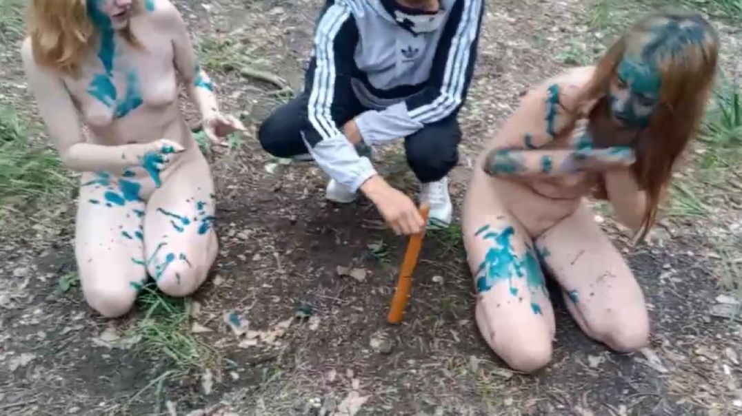 Двух русских закладчиц трахнули спортики | Сначала ножкой от стула, после хуями в рот